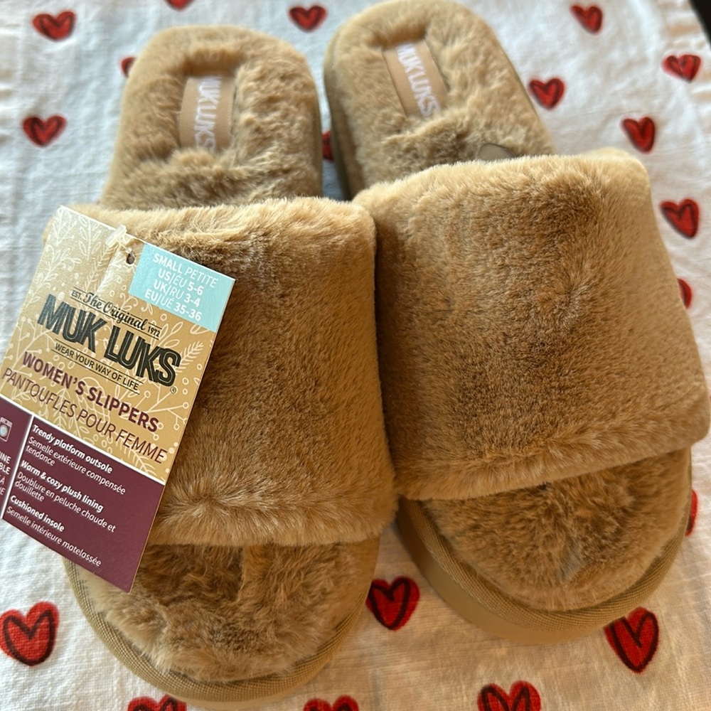 Muk Luks women’s Kirstey faux fur slide slippers tan small 5-6 NWT!